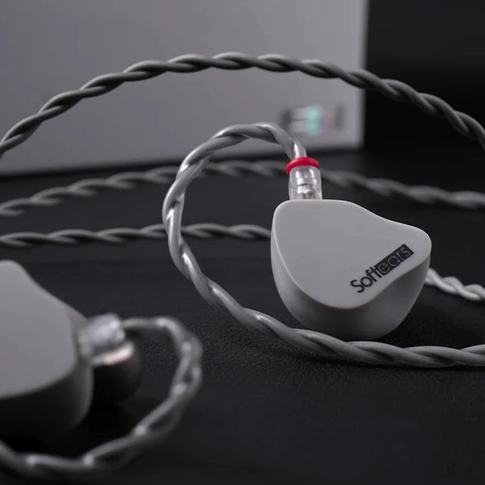 Softears Studio 2 earphones with braided cable and packaging box